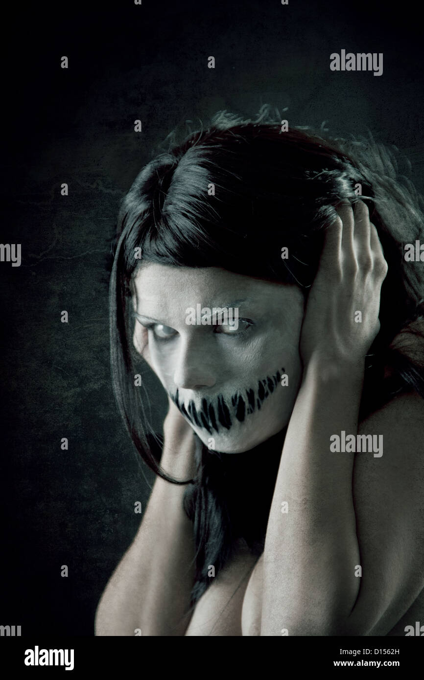 Schreckliche Mädchen mit beängstigend Mund und Augen, extreme Körperkunst Stockfoto