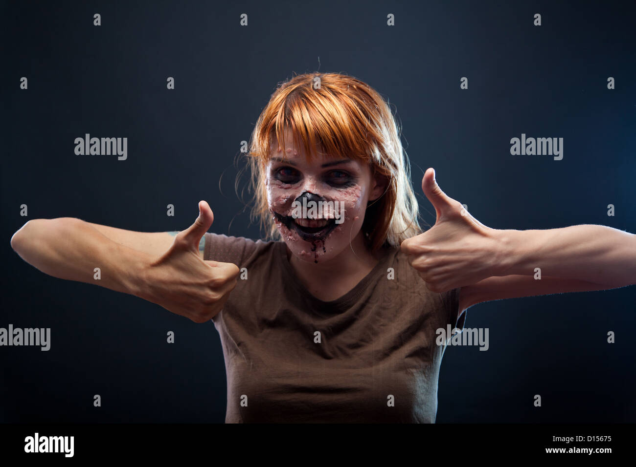 Lustige Zombie Girl zeigt Daumen oben, Halloween Feiertag Stockfoto