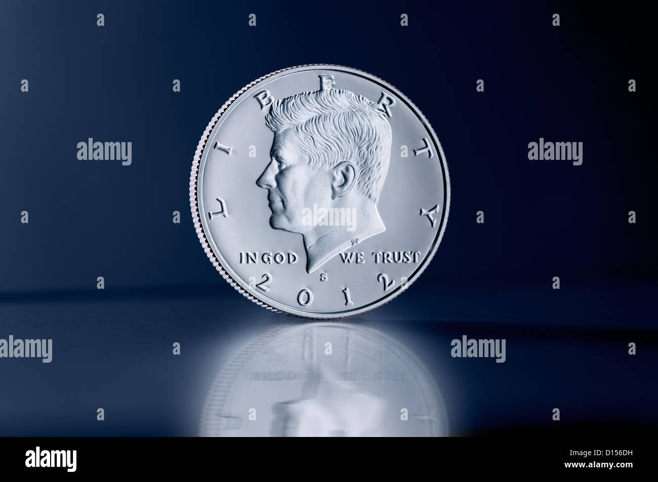 Aufrechte Kennedy Half Dollar Münze gegen den dunklen Hintergrund Stockfoto