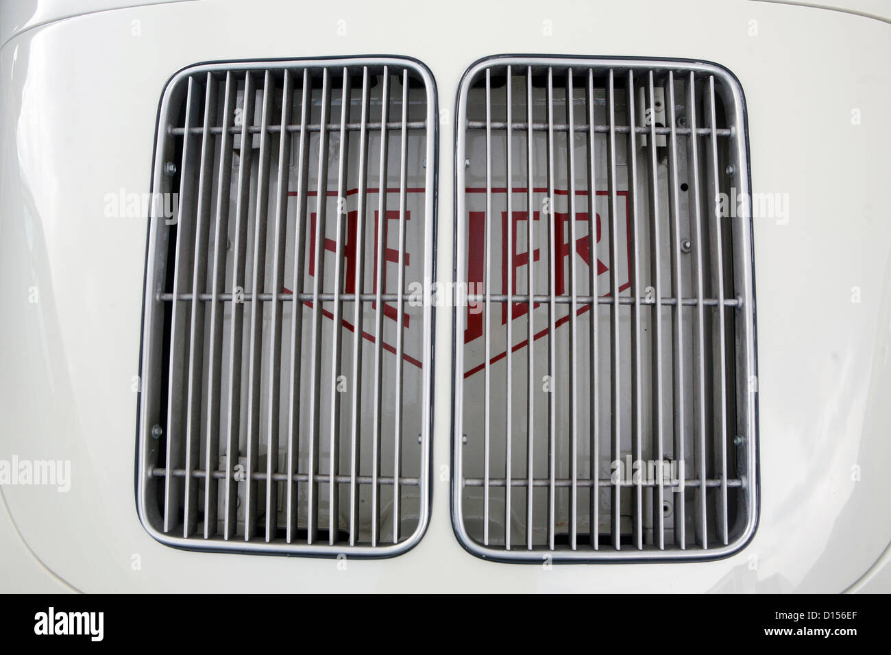 Ein Tag Heuer Logo sichtbar unter einem Grill auf einen Oldtimer. Stockfoto