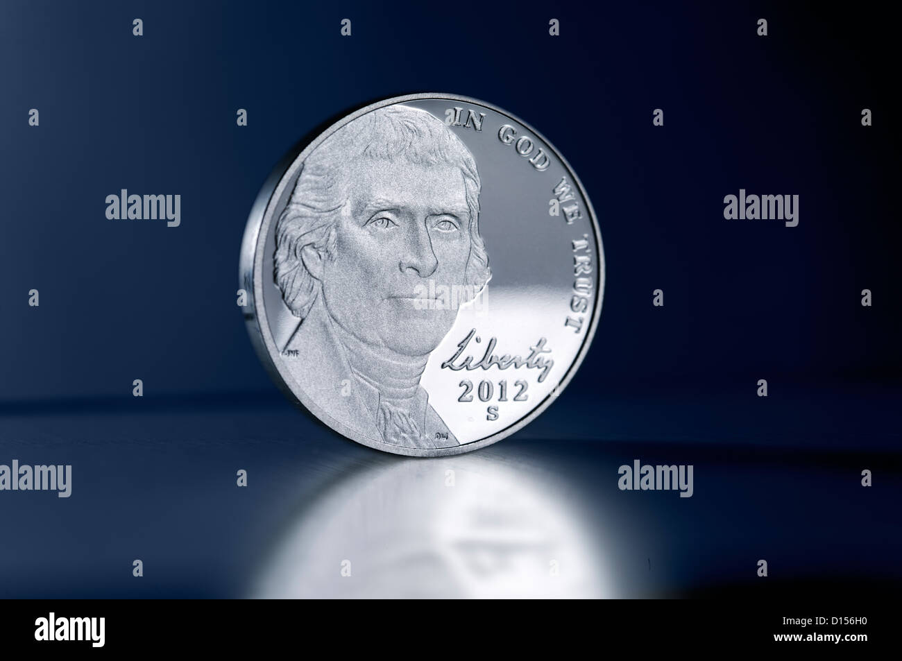 Aufrechte US Nickel Münze vor blauem Hintergrund Stockfoto