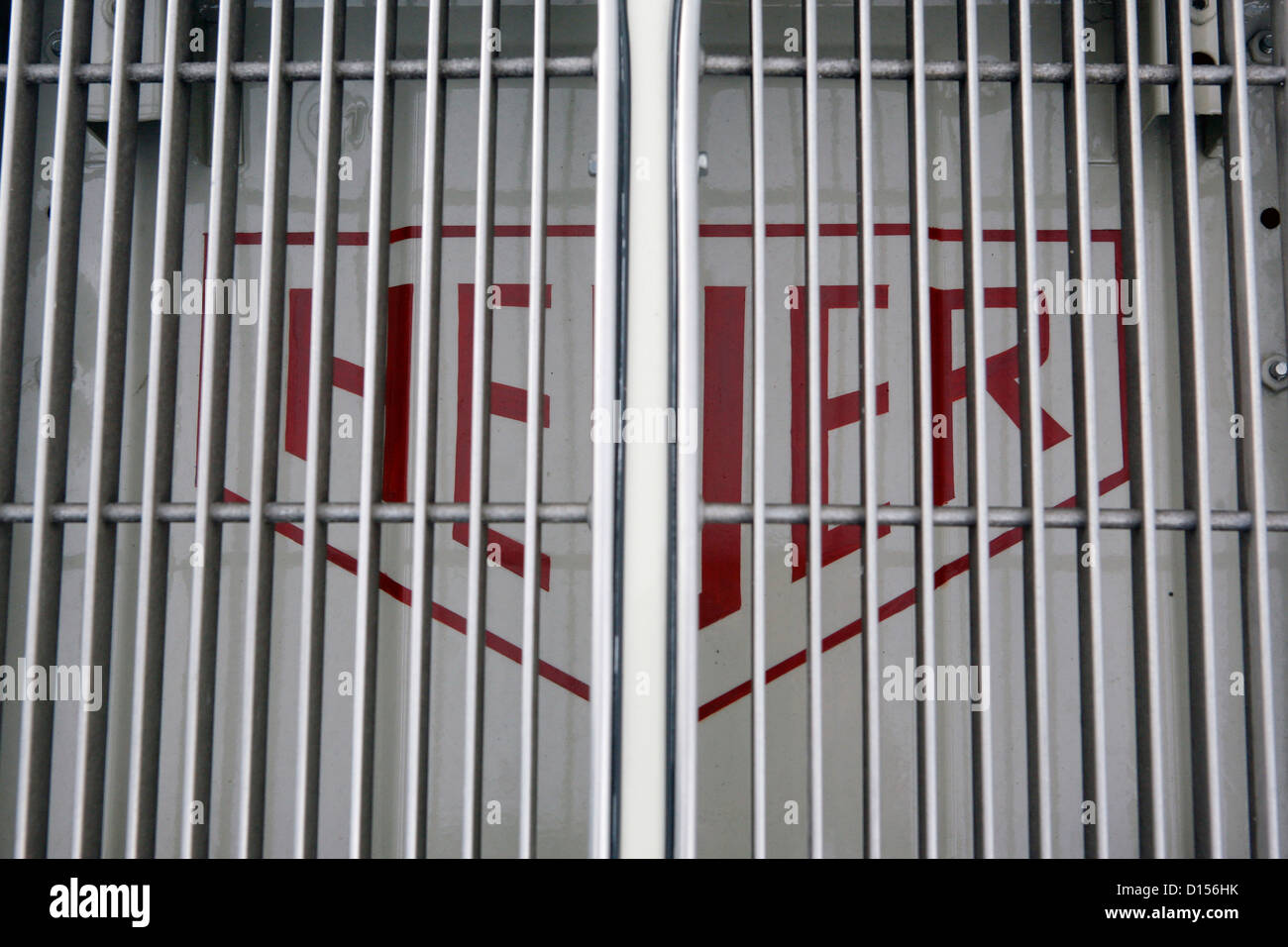 Ein Tag Heuer Logo sichtbar unter einem Grill auf einen Oldtimer. Stockfoto