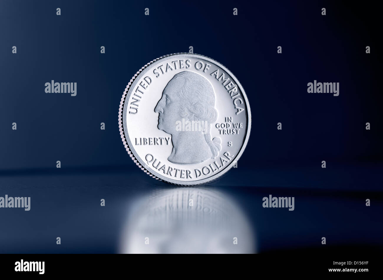 US-Quarter aufrecht vor blauem Hintergrund Stockfoto