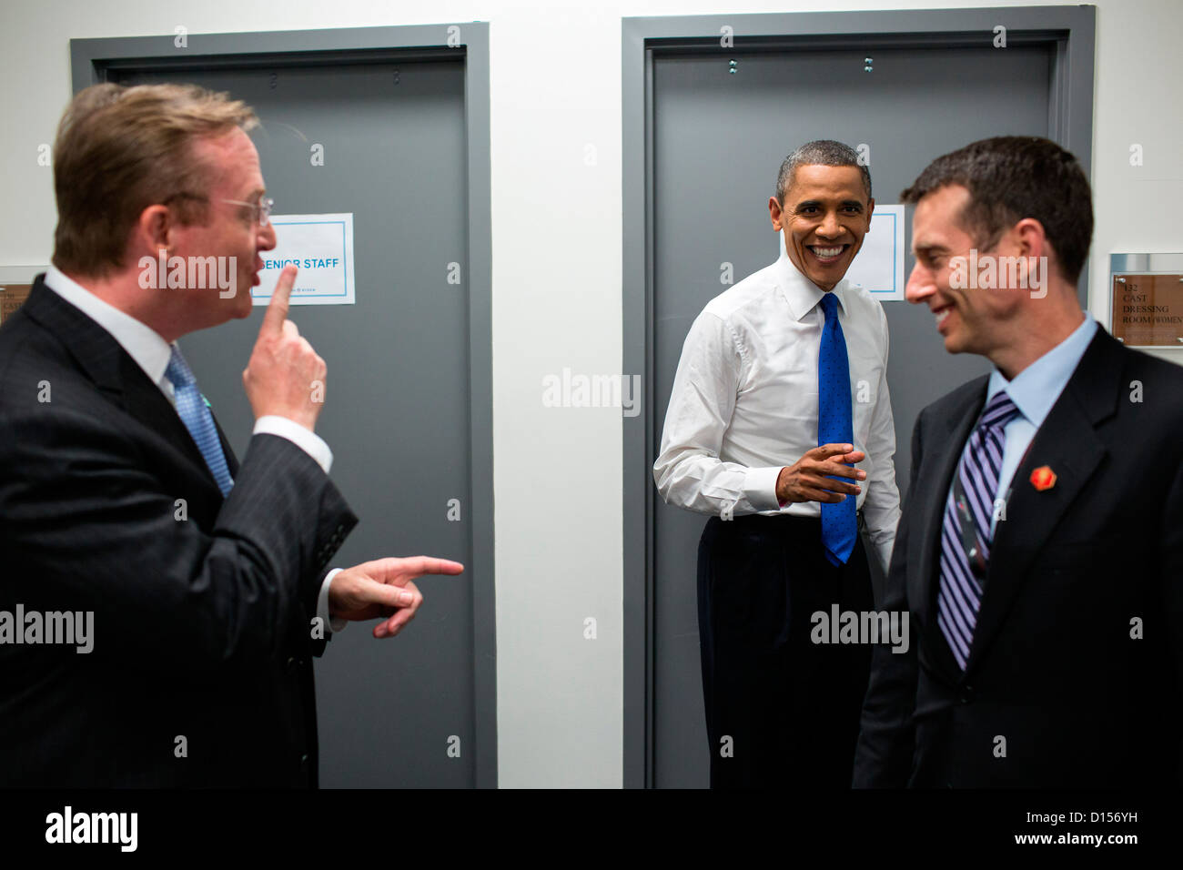 US-Präsident Barack Obama Witze mit Robert Gibbs und David Plouffe backstage vor Beginn der dritten Präsidentschafts-Debatte mit GOP Kandidat Mitt Romney an der Lynn University 22. Oktober 2012 in Boca Raton, FL. Stockfoto