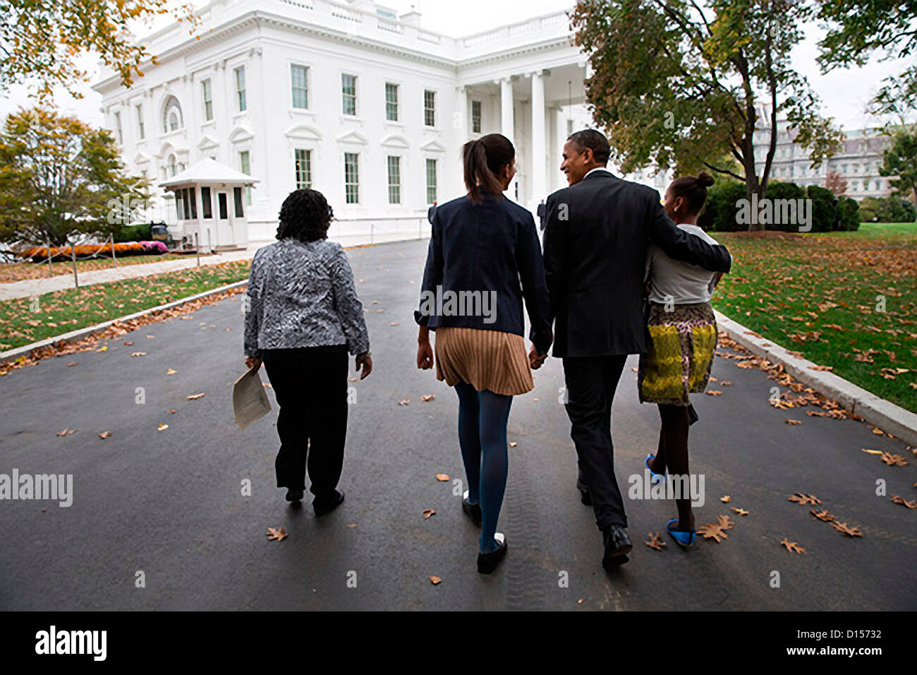 US-Präsident Barack Obama geht mit Kaye Wilson, links, Zentrum und Töchter Malia und Sasha als sie zurück ins Weiße Haus von St. John es Episcopal Church 28. Oktober 2012 in Washington, DC. Stockfoto