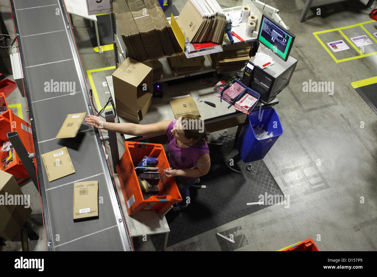 Das Amazon-Erfüllung-Zentrum in Milton Keynes, Bucks, Vorbereitung für Cyber Montag Stockfoto