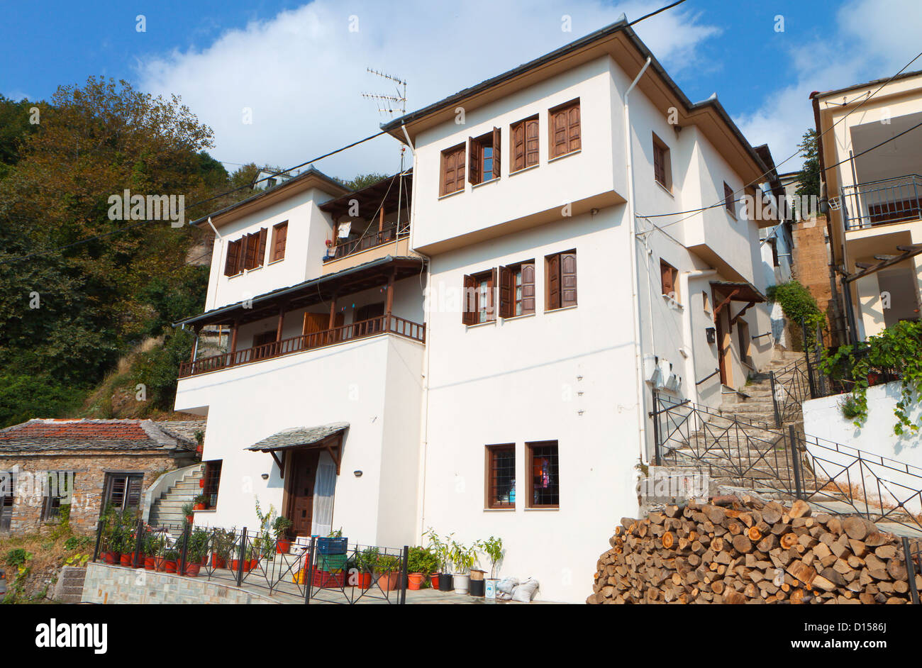 Traditionelles Haus befindet sich in Vyzitsa Dorf von Pilion in Griechenland Stockfoto