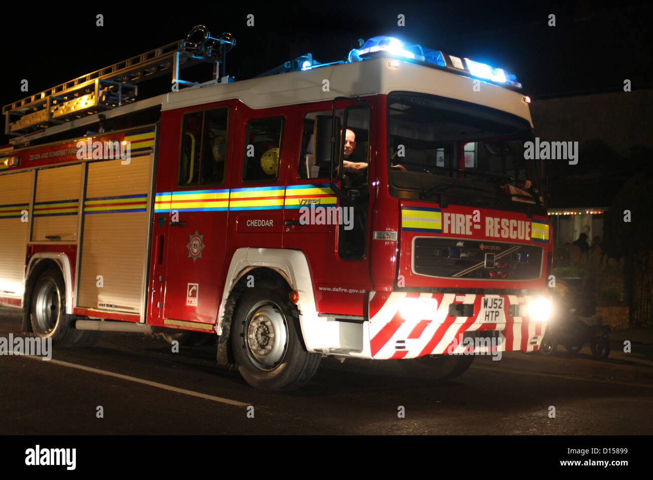 Britische Feuerwehrauto mit Blaulicht, tatsächlich in einer Christmas Parade für Cheddar festliche Nacht, Freitag, 7. Dezember 2012 Stockfoto