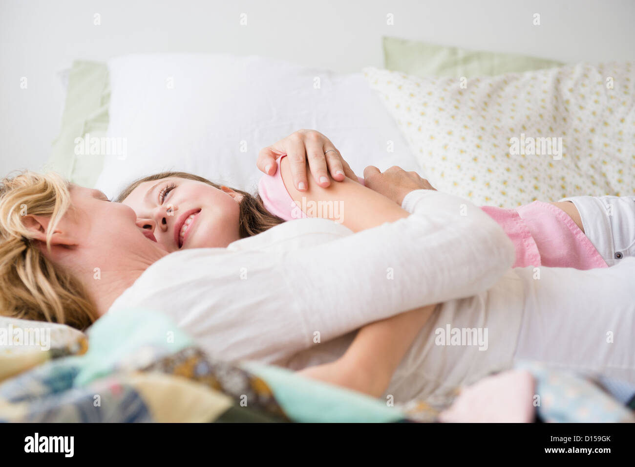 USA, New Jersey, Jersey City, Mutter und Tochter (8-9) im Bett umarmt Stockfoto