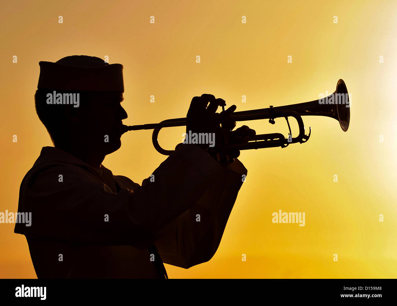 Peral Harbor, Hawaii, USA. 7. Dezember 2012. Ein Navy Bugler spielt Hähne während eines Sonnenuntergangs Zeremonie das USS Utah Denkmal zum Gedenken an den japanischen Angriff auf Pearl Harbor 6. Dezember 2012 in Pearl Harbor, Hawaii. Die Utah wurde während die Überraschung japanischen Angriff am 7. Dezember 1941 versenkt. Stockfoto