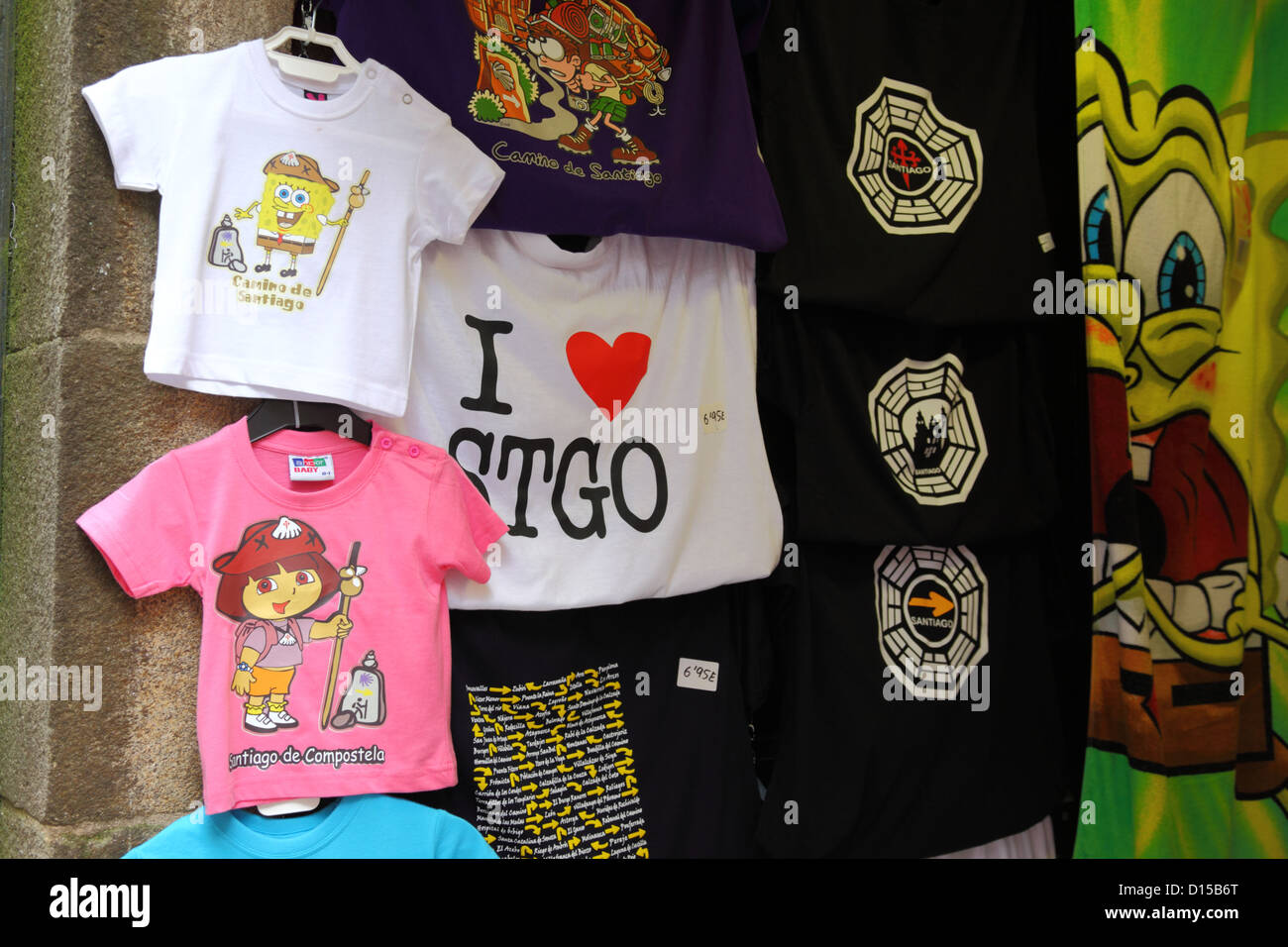 T-Shirts mit Kinder Comic-Figuren für den Verkauf außerhalb Shop, Santiago De Compostela, Galicien, Spanien Stockfoto