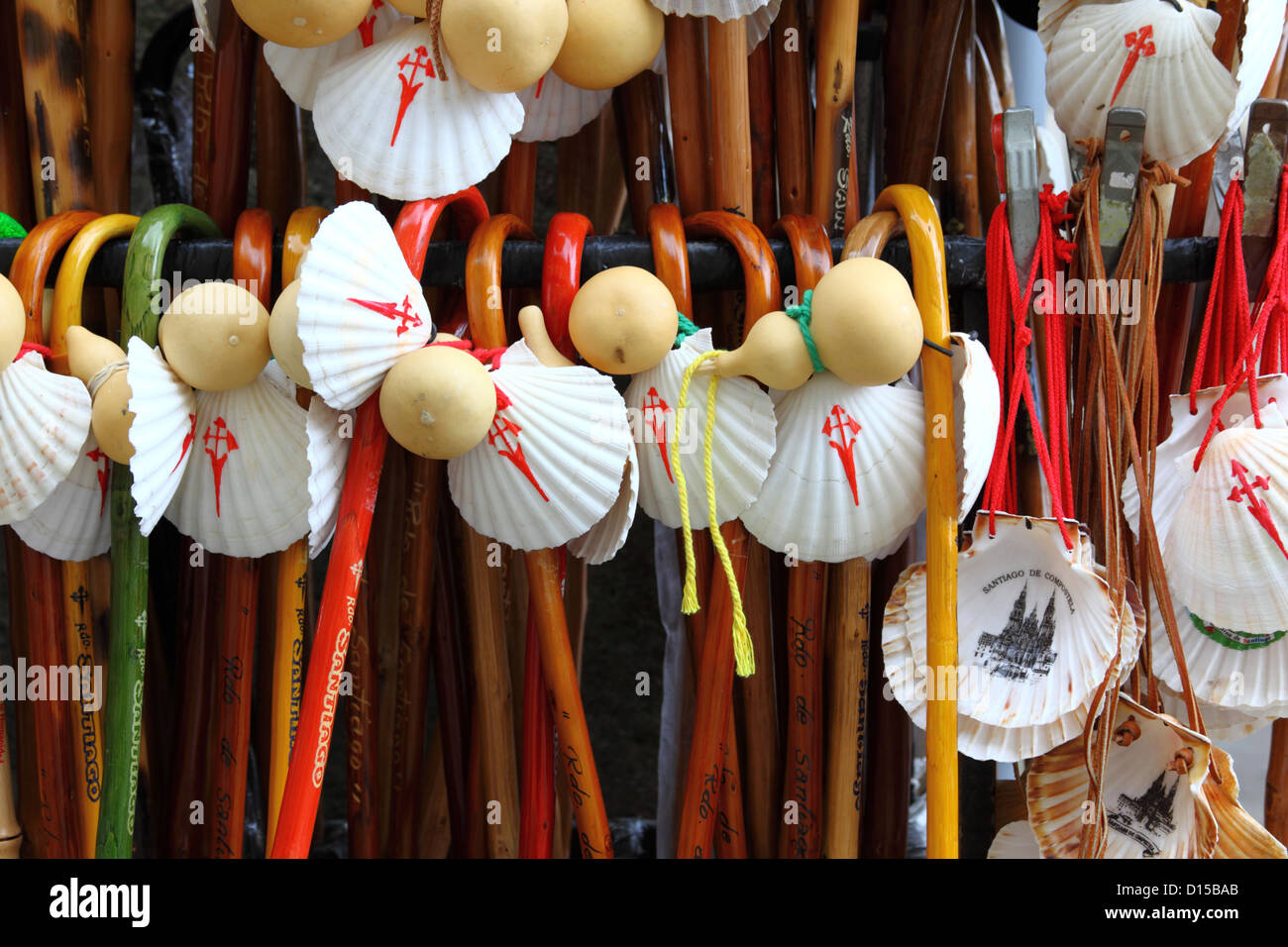 Stall verkaufen-Walking-Stöcke mit Jakobsmuscheln Muscheln, Santiago De Compostela, Galicien, Spanien Stockfoto