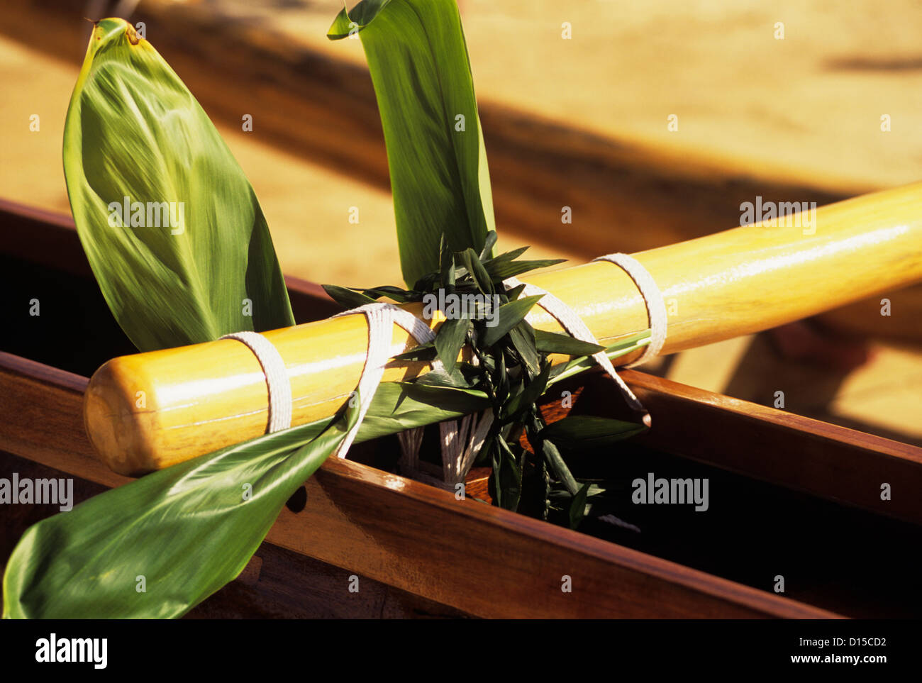 Hawaii, Koa Ausleger-Kanu, Detail des Ti-Blatt und Leis umwickelt Aku und Befestigung. Stockfoto