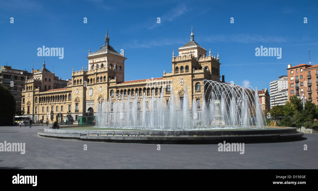 VALLADOLID, Spanien - SEPTEMBER 22: Kavallerie-Akademie und der Brunnen Zorrilla Valladolid, Castilla y Leon, Spanien, am September Stockfoto