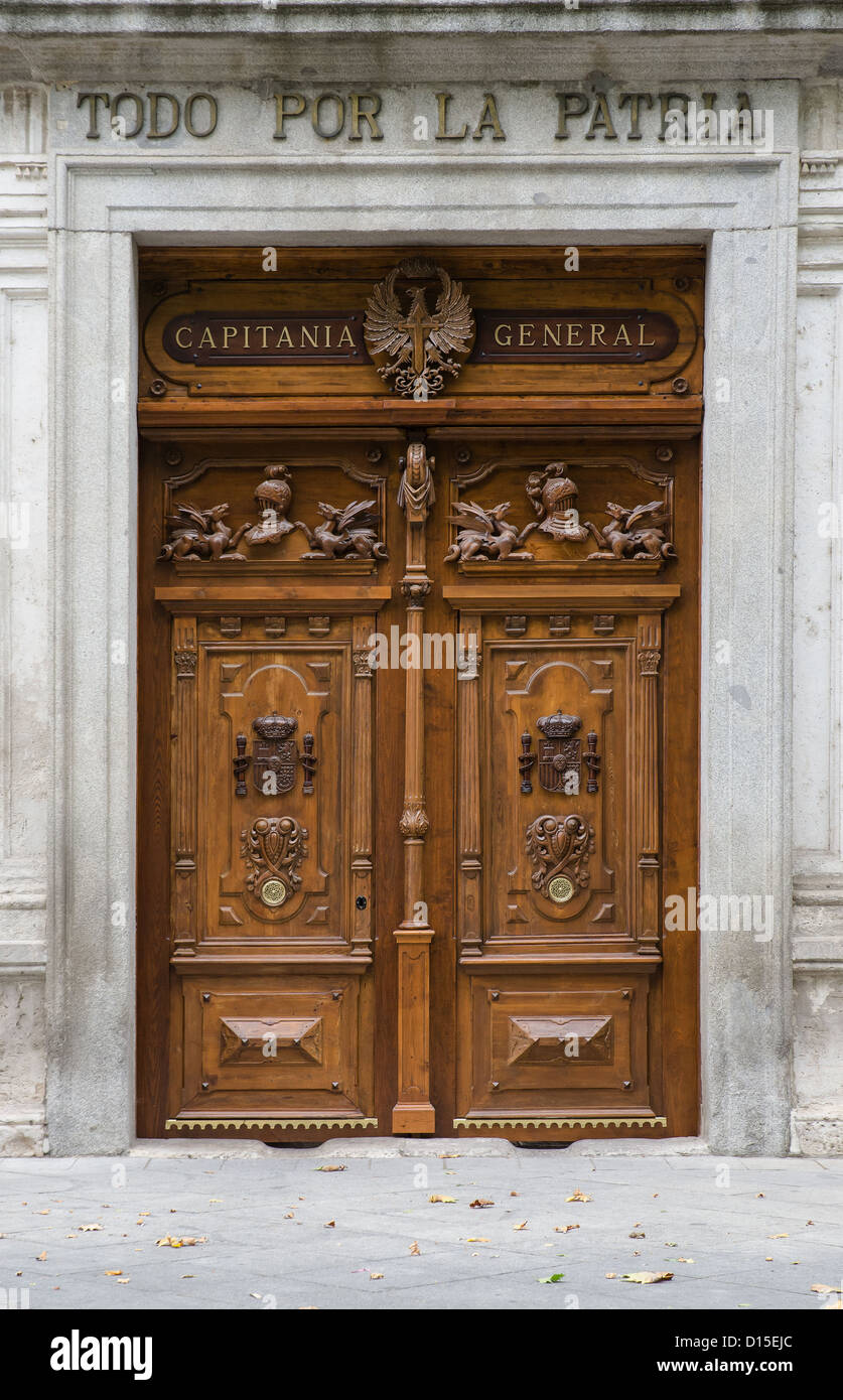 VALLADOLID, Spanien - SEPTEMBER 22: Kavallerie Akademie Tür in Valladolid, Castilla y Leon, Spanien am 22. September 2012. Die Kavallerie Stockfoto