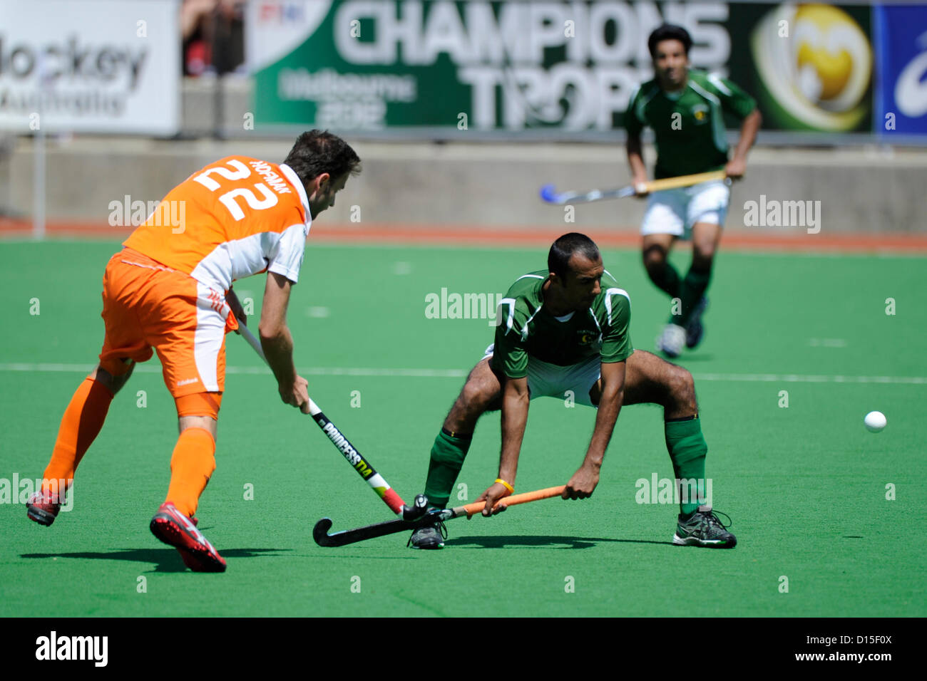 08.12.2012 Melbourne, Australien. Rogier Hofman der Niederlande trifft ein Schuss auf das Tor, während ein Spieler aus Pakistan während der Herren Hockey Champions Trophy von State Netball Hockey Centre verteidigt. Stockfoto