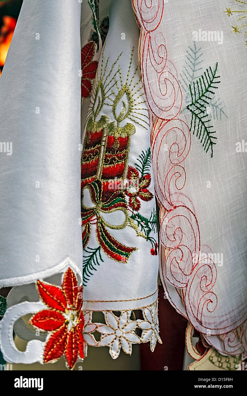 Weiße Tischdecken für Weihnachtsessen, bestickt mit verschiedenen spezifischen Ornamente. Stockfoto