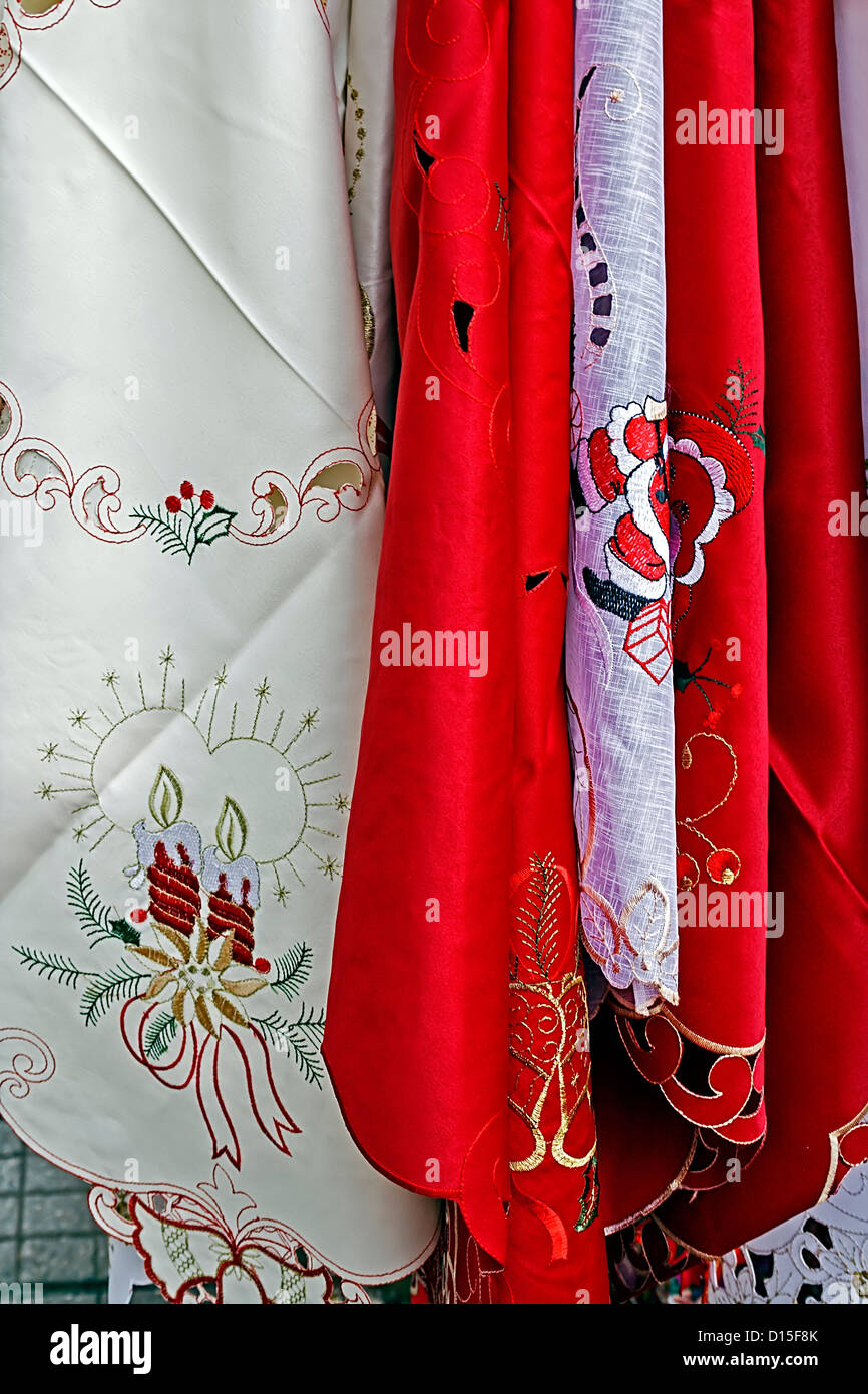 Rote und weiße Tischdecken für Weihnachtsessen, bestickt mit verschiedenen spezifischen Ornamente. Stockfoto