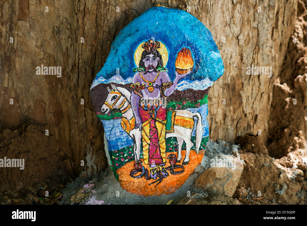 Bunte indische hindu-Gottheit auf ein Alter Stein in der indischen Landschaft gemalt. Andhra Pradesh, Indien Stockfoto