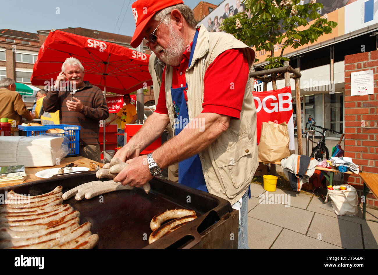 Rüsselsheim, Deutschland, der SPD grill Bratwurst-Stand auf der DGB-Maikundgebung Stockfoto