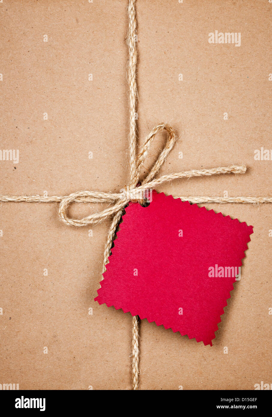 Geschenk-Paket und rote Karte in braun Papierverpackung mit Schnur gebunden hautnah Stockfoto