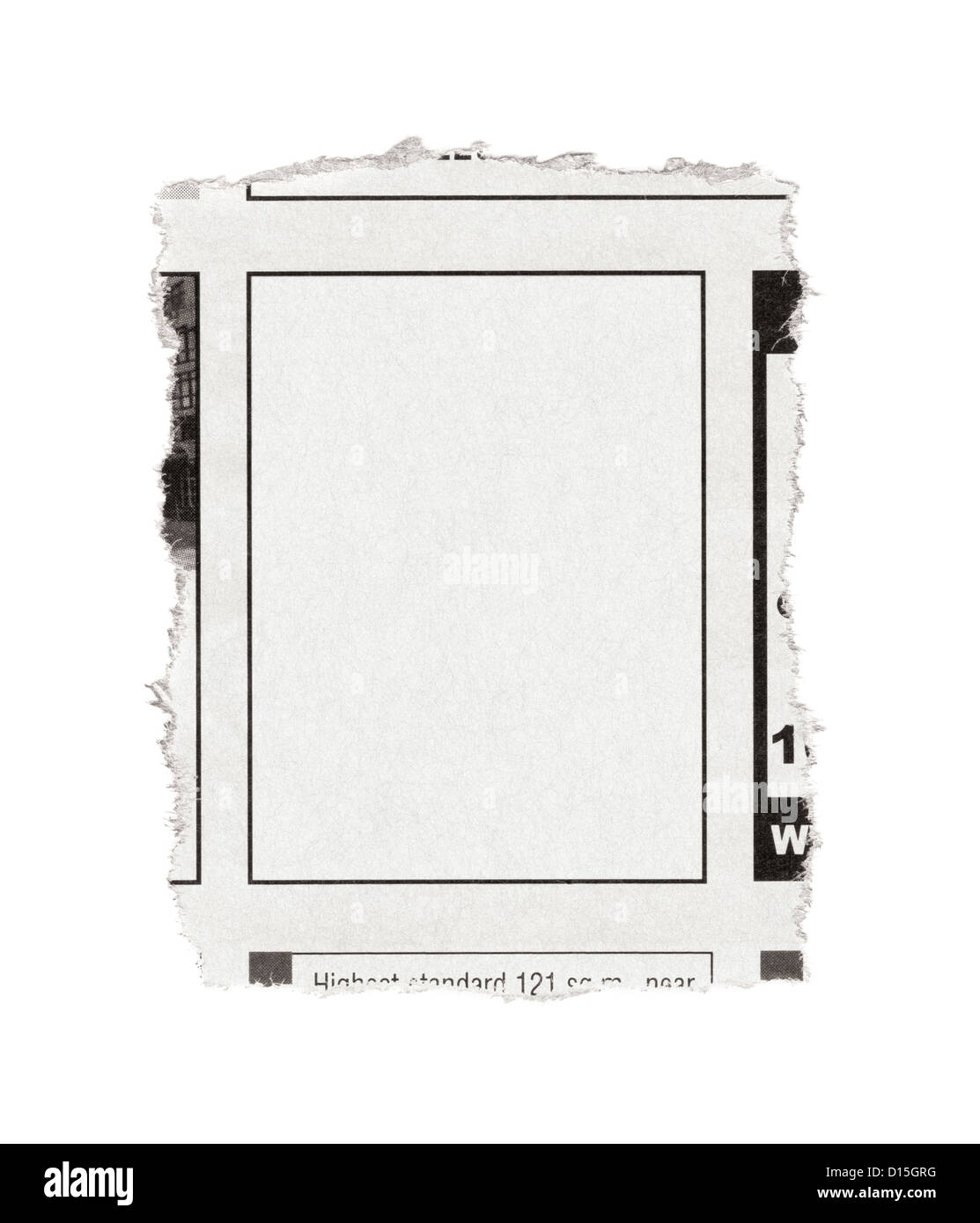 Stück Papier mit leeren Werbeflächen aus Zeitung herausgerissen. Isoliert auf weiss. Stockfoto