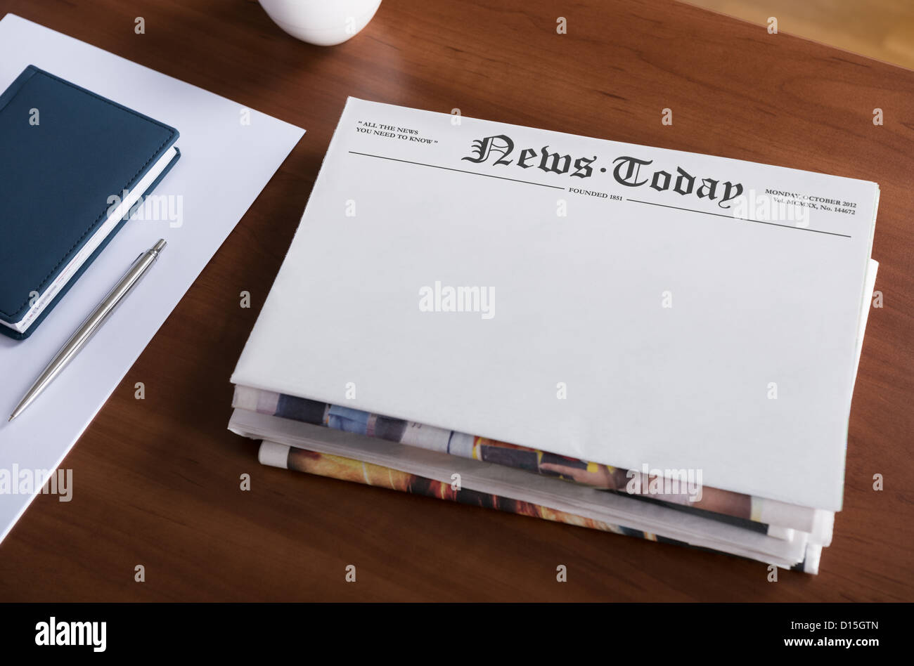 Einen Stapel Zeitungen mit Überschrift "News Today" und Leerzeichen Informationen liegen auf dem Büro-Desktop. Stockfoto