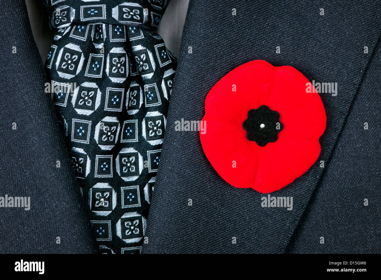 Roter Mohn Anstecknadel am Jackett für Gedenktag Stockfoto