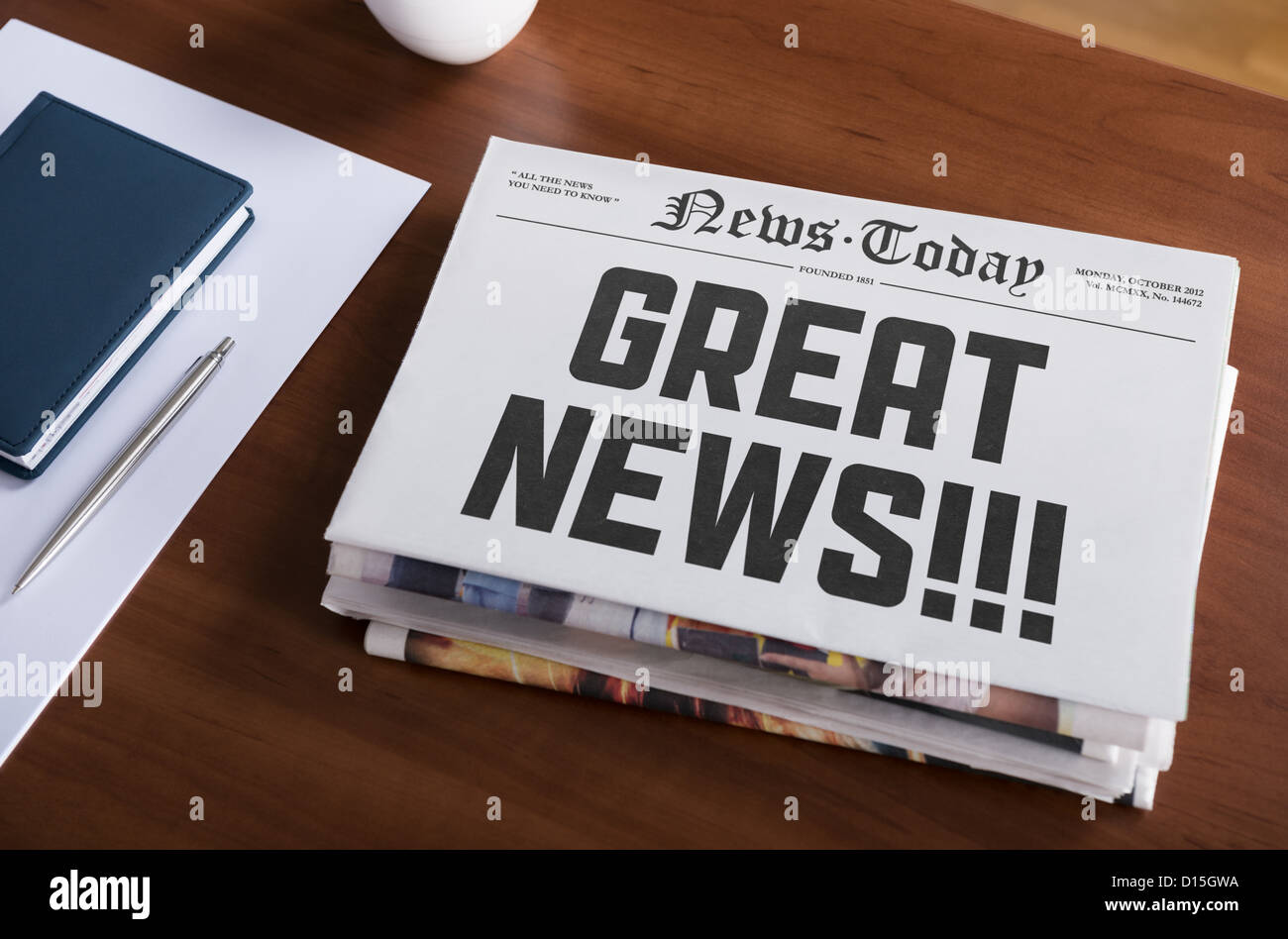 Zeitung mit hot Topic "gute Nachricht" am Schreibtisch liegen. Stockfoto