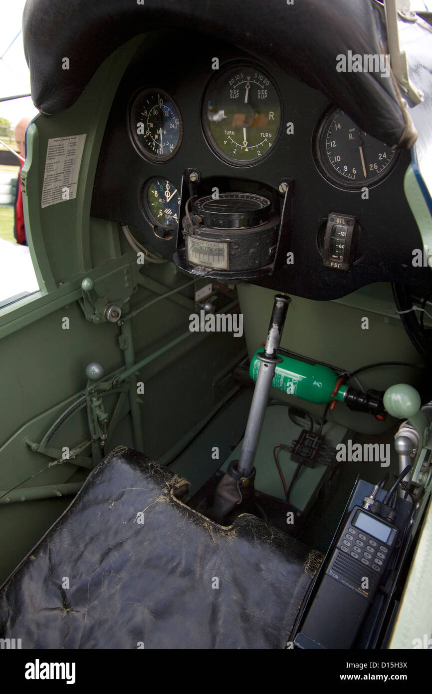 Ein Blick auf das Cockpit eines Oldtimer-Flugzeug. Stockfoto