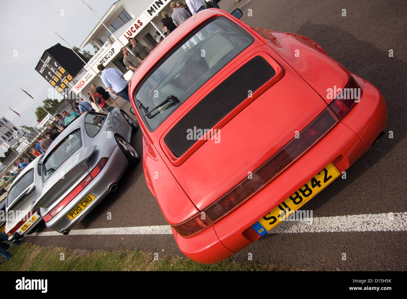 Die Rückseite aus einer Reihe von Porsche Autos geparkt bei einer Autoshow... Stockfoto