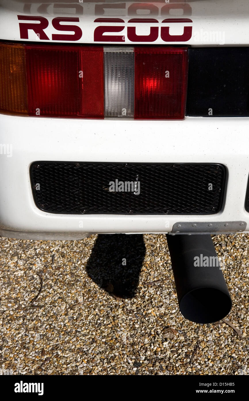 Das rückseitige Abzeichen und Abgase von Ford RS200 Rallye-Auto. Stockfoto