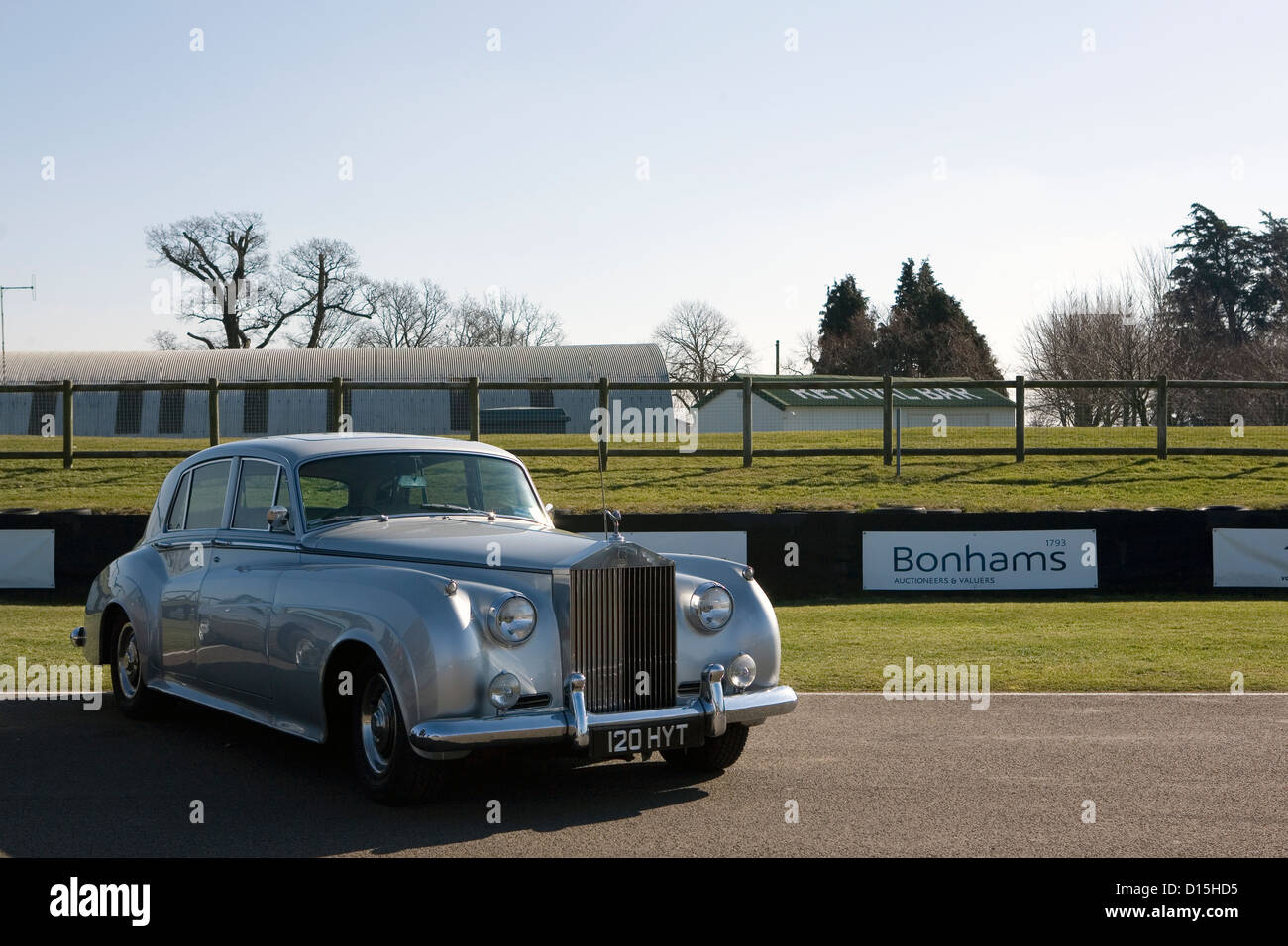 Ein Rolls-Royce-Luxus-Auto geparkt auf Asphalt vor Werbetafeln. Stockfoto