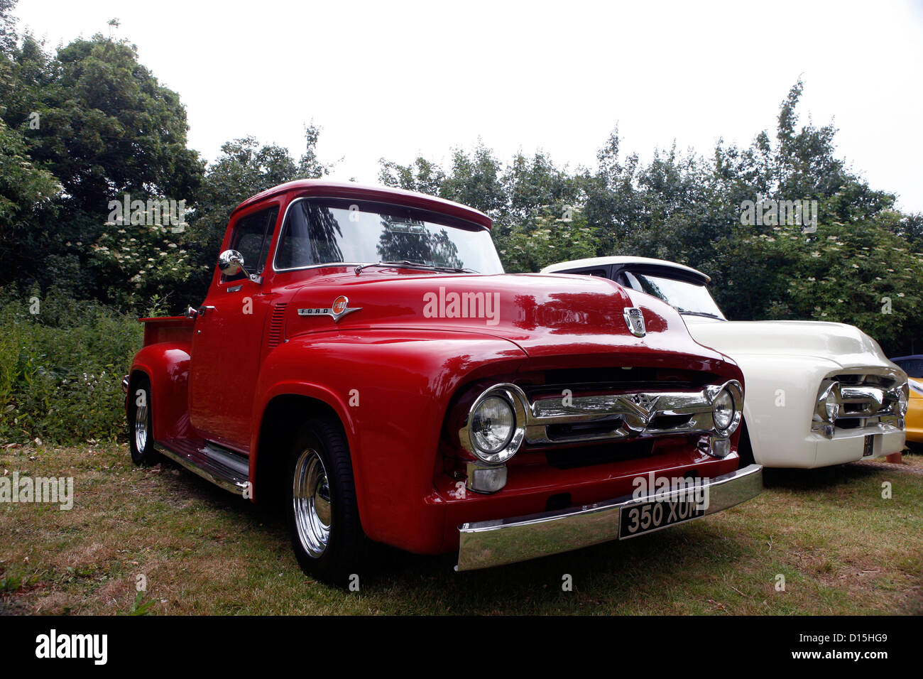 Klassische Amerikanische Pickup Trucks Geparkt Auf Dem Rasen Bei Einer Oldtimer Show Stockfotografie Alamy
