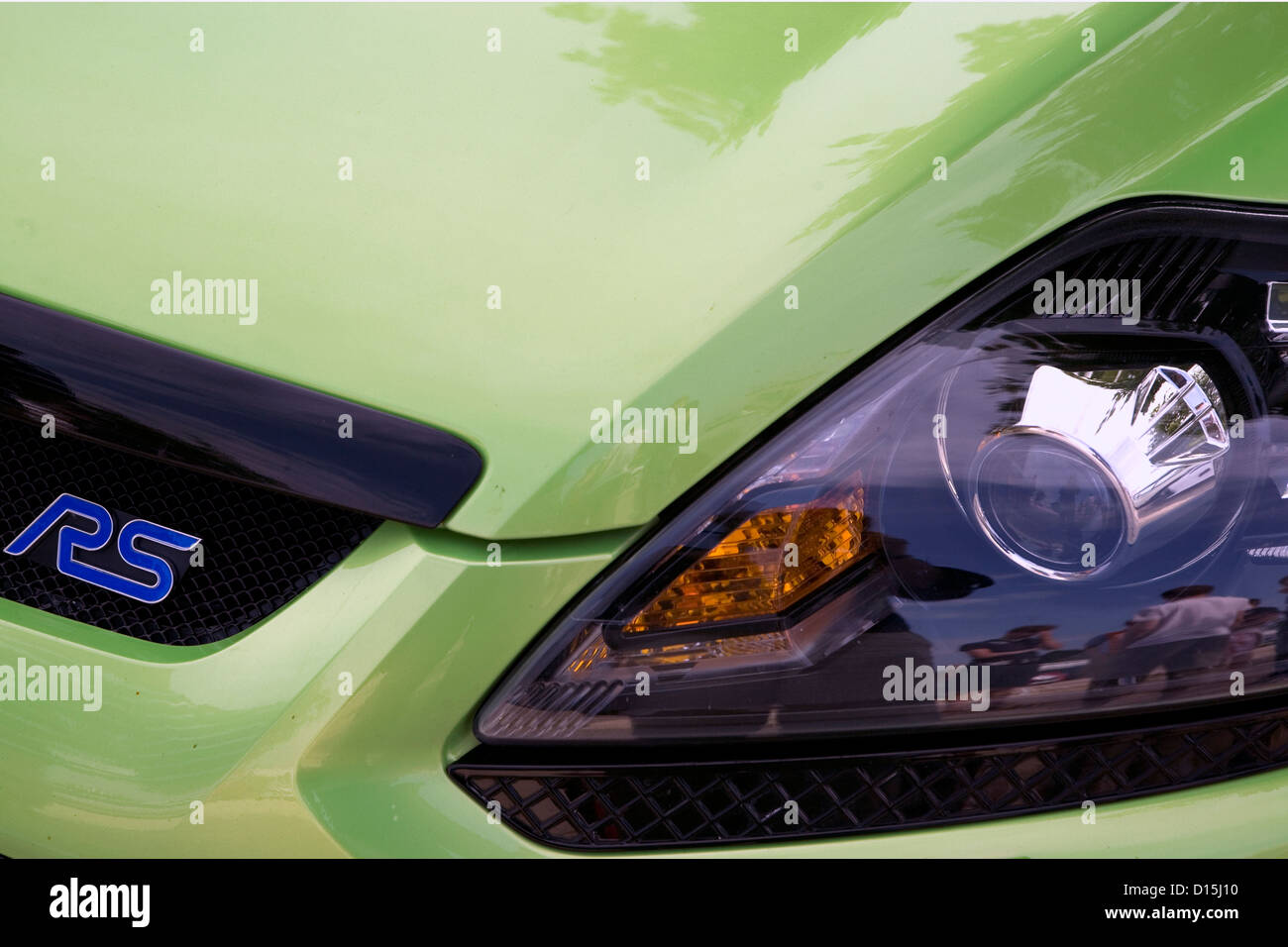 Das vordere Abzeichen und die Scheinwerfer eines Autos Ford Focus RS. Stockfoto