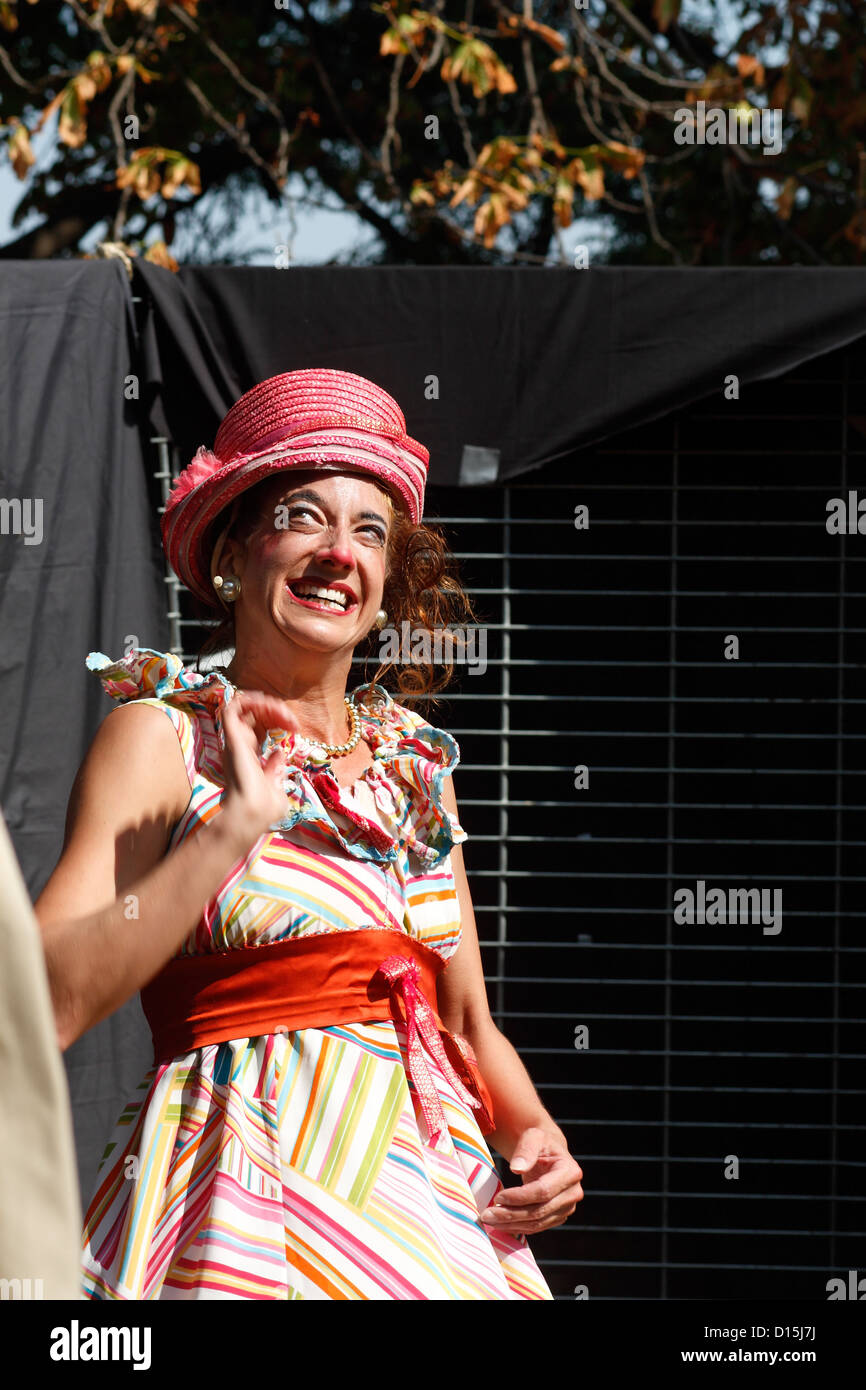 Laura Herts bei einer Frau zeigen, Theater im Freien, in Montpellier, Frankreich Stockfoto