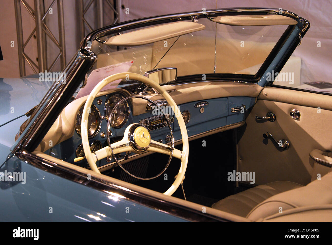 Innenraum Des Mercedes Benz 190 Sl Oldtimer Messe Maastricht Stockfotografie Alamy