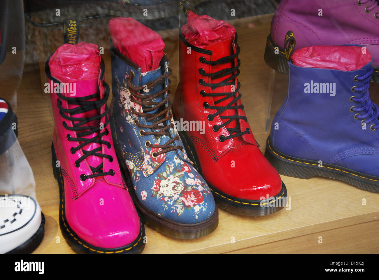 Bunte Dr Martens Schuhe in Canterbury Schaufenster Vereinigtes Königreich  Stockfotografie - Alamy