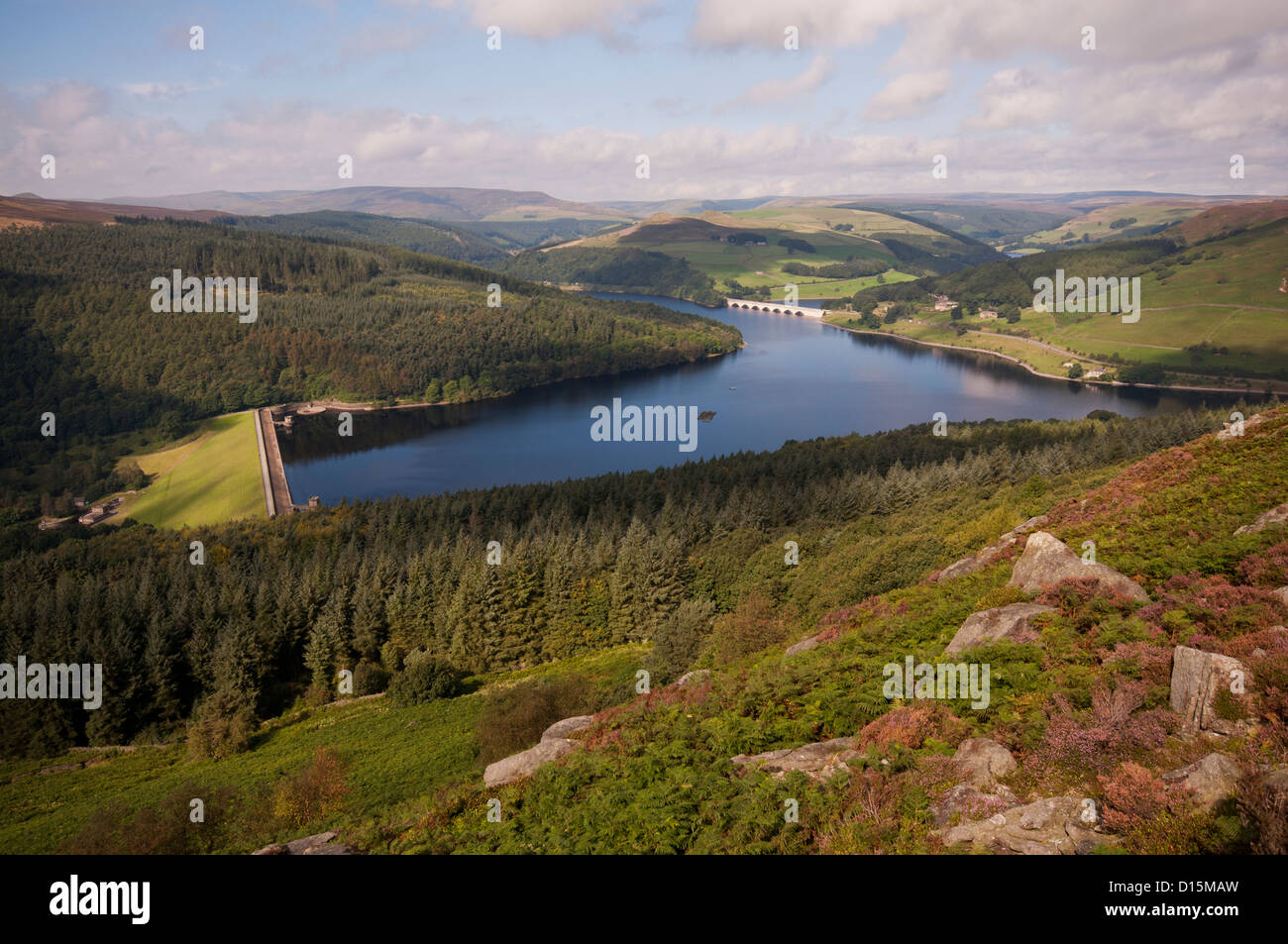 Ladybower Vorratsbehälter von Bamford Moor im Peak District National Park gesehen Stockfoto