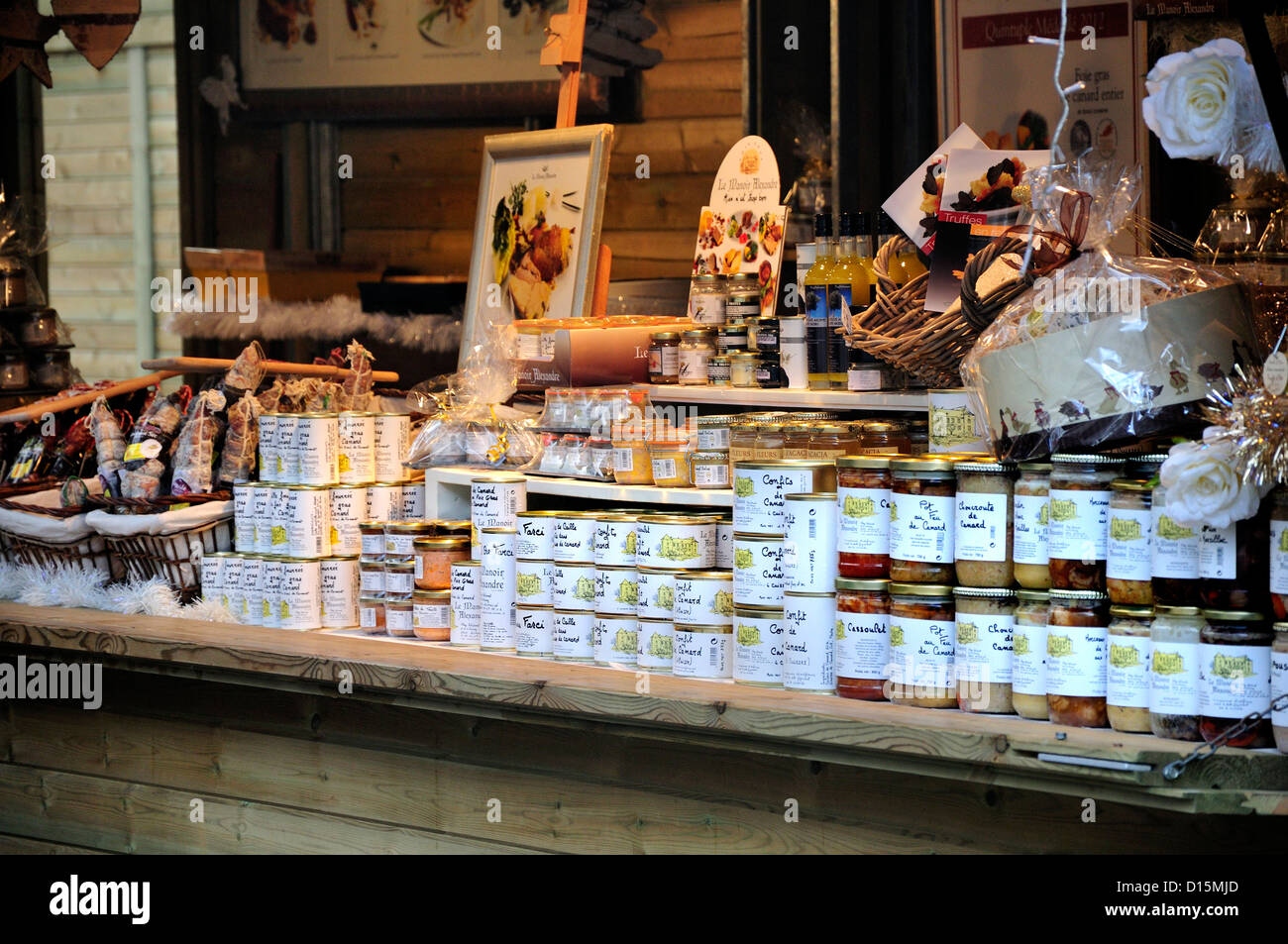 Brügge / Brugge, Belgien. Stall in Weihnachtsmarkt - Dosen mit Pastete und confit Stockfoto