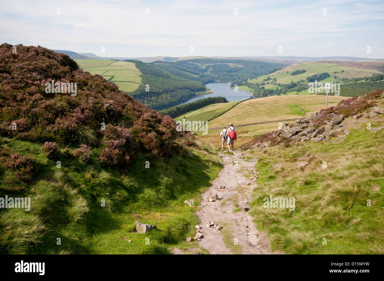 Wanderer aus Whinstone Lee Tor im Peak District National Park in Richtung Ladybower Vorratsbehälter, absteigend Stockfoto