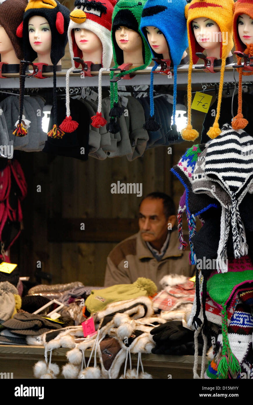 Brügge / Brugge, Belgien. Man Hüte auf einem Weihnachten Marktstand zu verkaufen Stockfoto