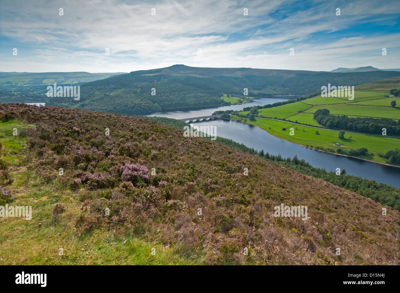 Ladybower Vorratsbehälter von Whinstone Lee Tor im Peak District National Park gesehen. Stockfoto
