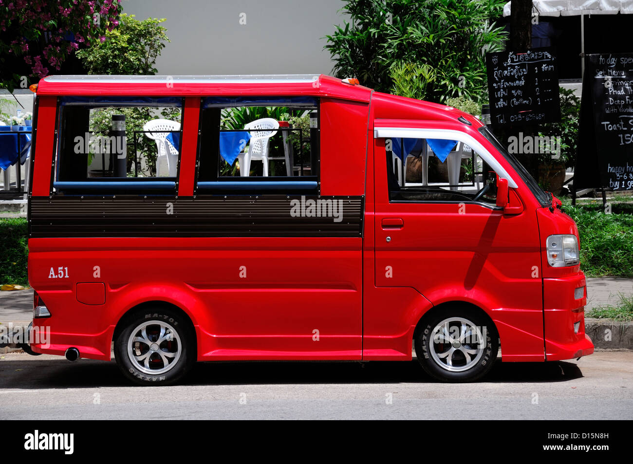 roten Phantasie neue moderne Tuk Tuk Transport taxi Service Ao Nang Krabi Thailand verschiedene unterschiedliche ungewöhnliche Stockfoto