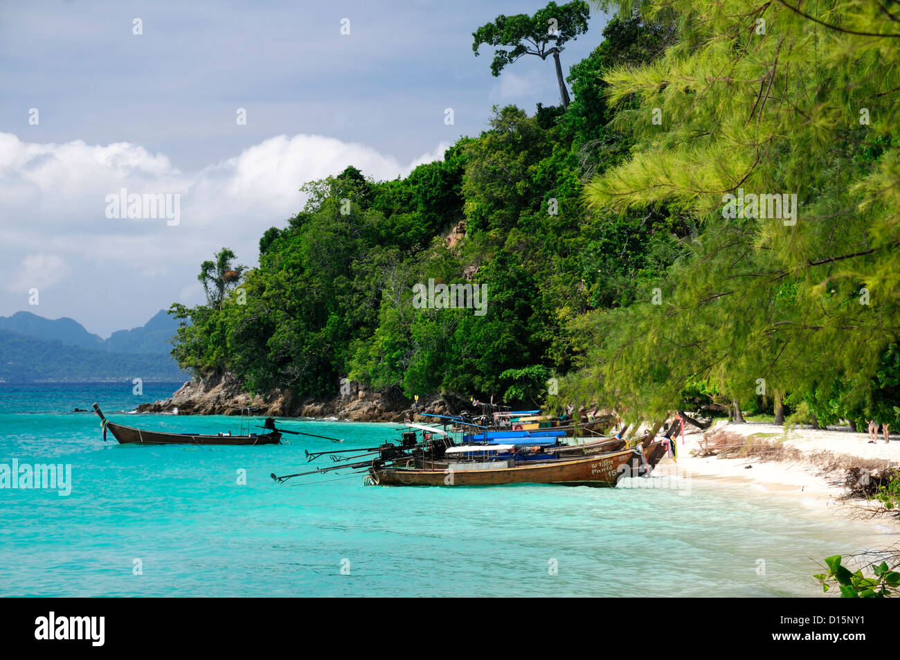 tropisches Paradies weißer Sand Sandstrand Bambus Insel Krabi Andaman Meer Thailand traditionellen Longtail Boote Stockfoto