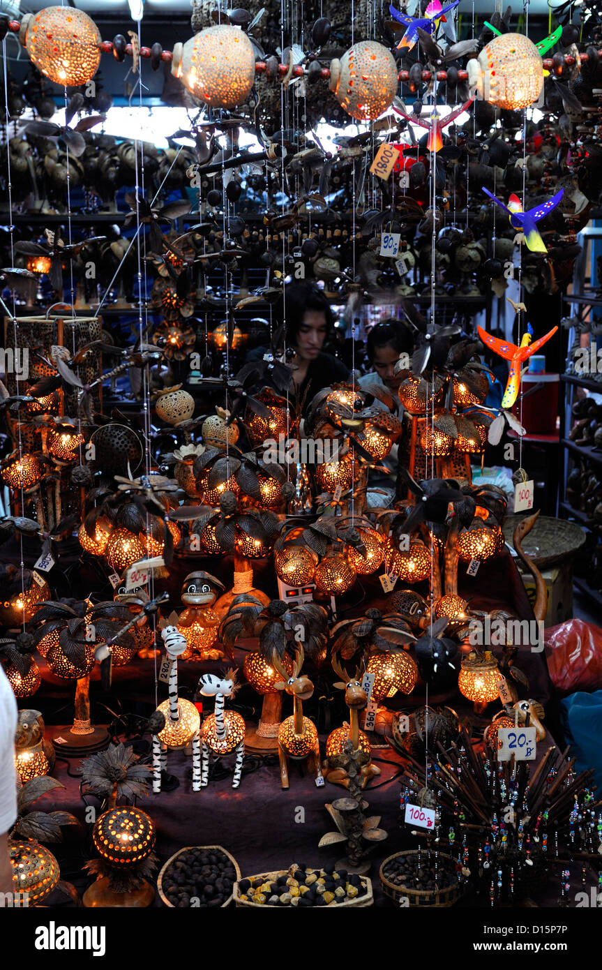 Souvenir Souvenirs Schmuck Objekte Markt Stall Anbieter Chatuchak Wochenende Markt Bangkok Thailand Leuchten Lampen Tier geformt Stockfoto