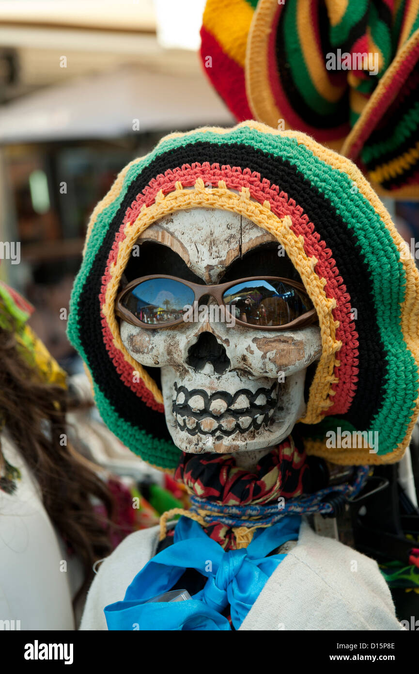 Hölzerne Schädel mit gestrickten Tam (Mütze) in Rastafari (Rasta) Farben Stockfoto