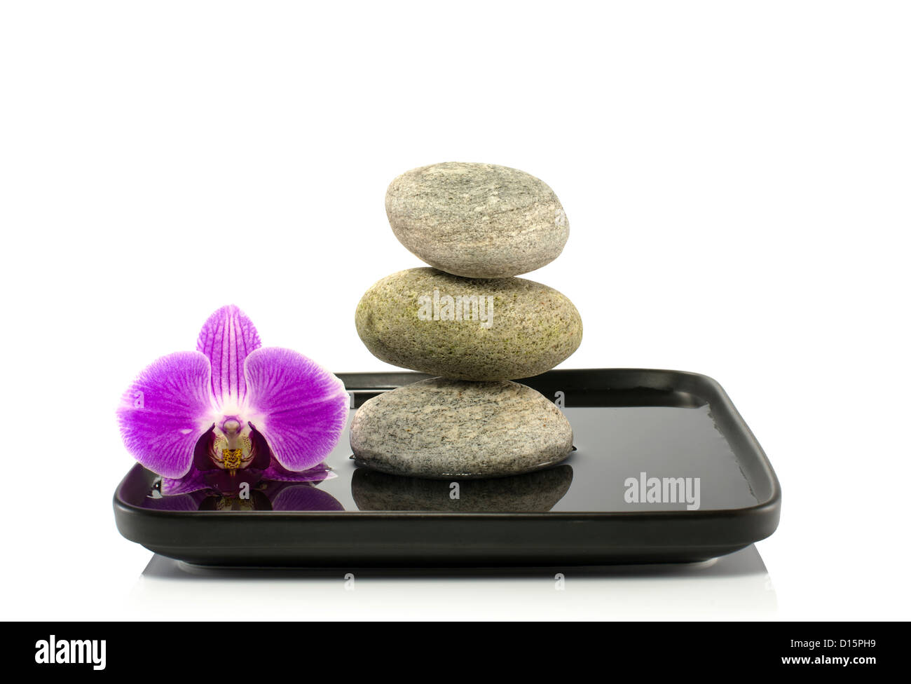 Steinen und Orchidee im Gleichgewicht auf dem Wasser Stockfoto