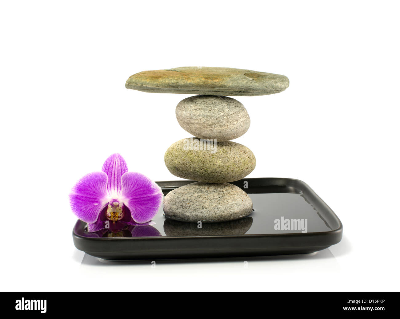 Steinen und Orchidee im Gleichgewicht auf dem Wasser Stockfoto
