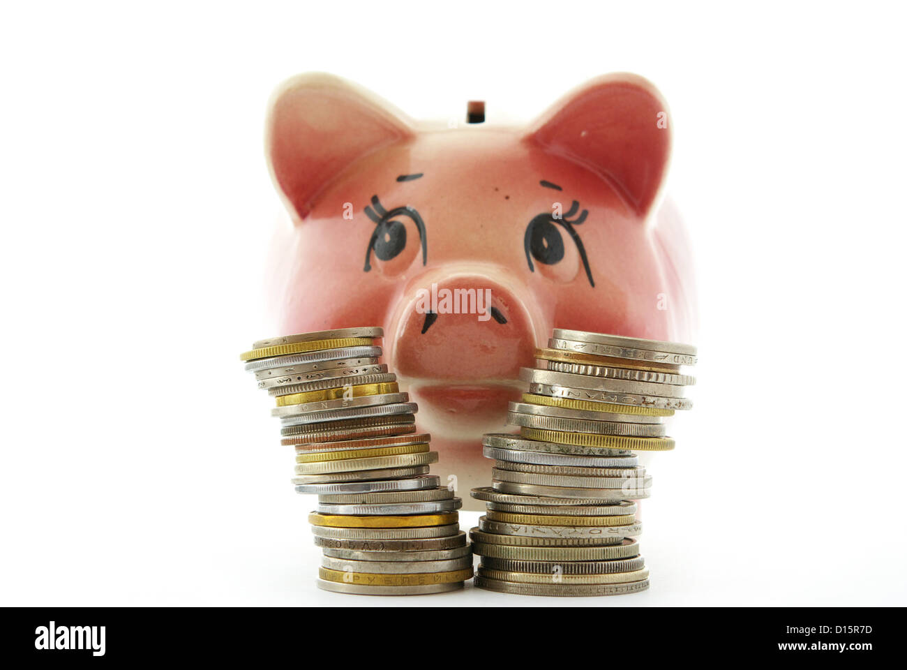 Rosa Sparschwein isoliert auf weißem Hintergrund mit Münzen Stockfoto